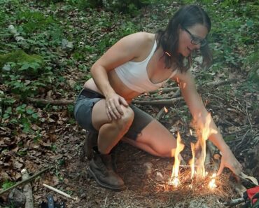 Can I survive a night in the forest with only a k.n.i.f.e? (Extreme Survival Ep. 2)
