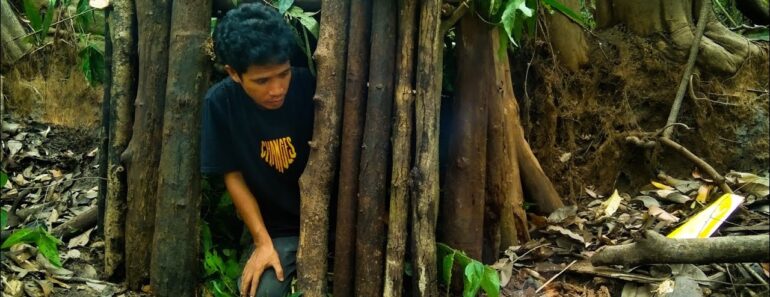 BUILDING COMPLETE AND WARM SURVIVAL SOLO Bushscraft mebuat bivak di tangah hutan #survival C&JSurviv
