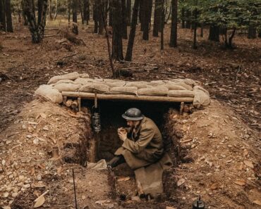 Building dugout survival shelter – Bushcraft log roof, sandbags | ww2 style