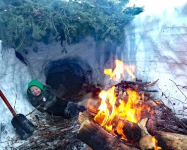 Deep Snow Primitive Survival Camping in Mountains – Campfire Cooking on Shovel