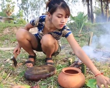 Survivalist And Bushcraft Skills: Cooking In The Forest With Primitive Techniques