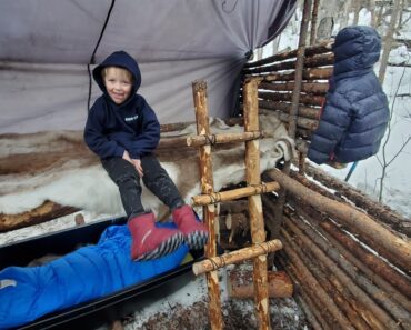 Bushcraft Bunkbed Winter Camping Trip (Building a Winter Survival Shelter)