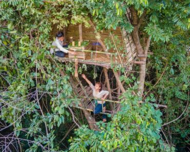 Girls Build The Most Amazing Survival Treehouse in the Jungle